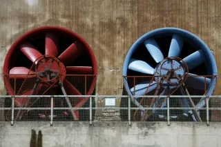 Ventilateurs rouge et bleu
